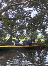 Canoa transporte de turistas 