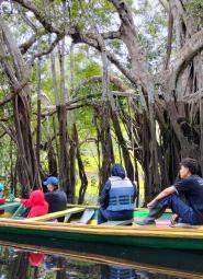 Turistas en canoa