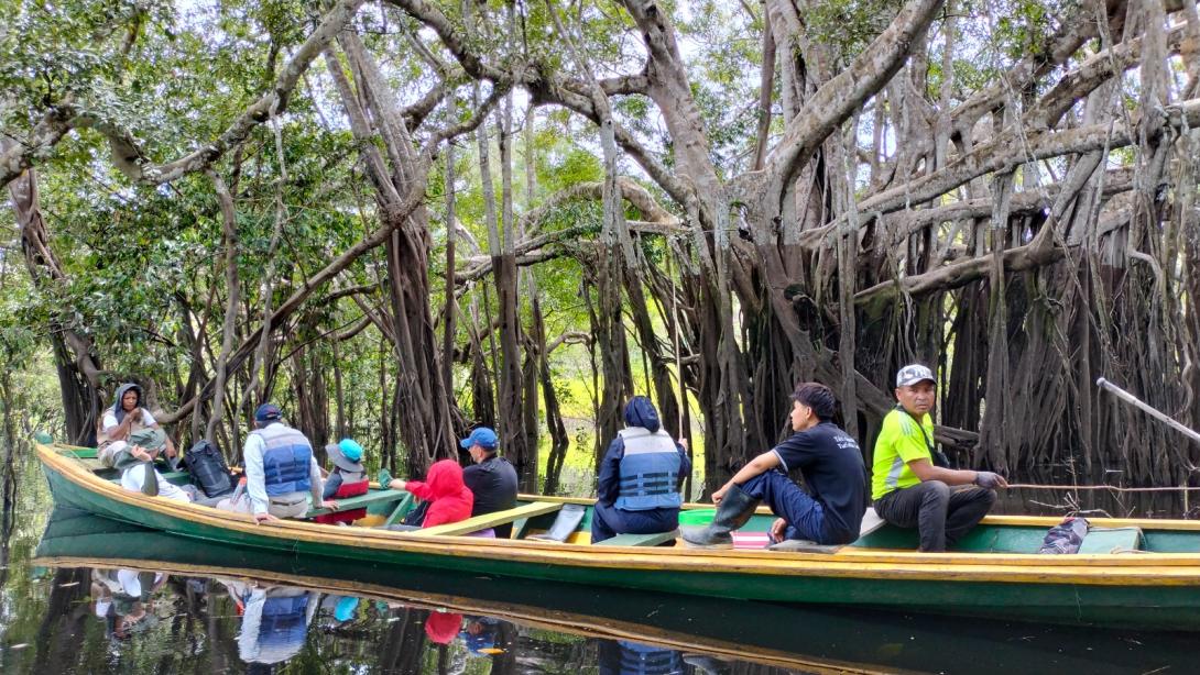 Turistas en canoa